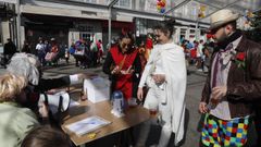 Domingo de pi�ata en Xinzo de Limia. Parodia de una mesa electoral en el plaza Mayor