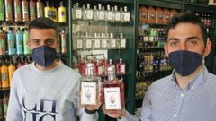 Los hermanos J�nior y Jonathan, tercera generaci�n de Licores Rivas, con la ginebra que acaban de sacar al mercado con una f�rmula que dejara escrita su abuelo