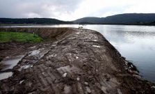 El muro de tierra tiene 80 metros de longitud.