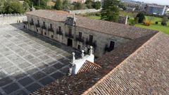 Una vista sobre el pazo de Fefi��ns y la praza