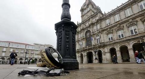 La pieza superior de una de las farolas de la plaza de Mar�a Pita termin� partida en el suelo.