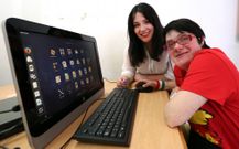 <span lang= gl >Montse Rebullido, fronte ao ordenador que empregan nas sesi�ns, axudada por Sandra Riveiro. </span>