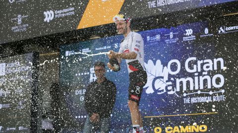 Adam Yates celebrando la victoria de la cuarta etapa de O Gran Cami�o