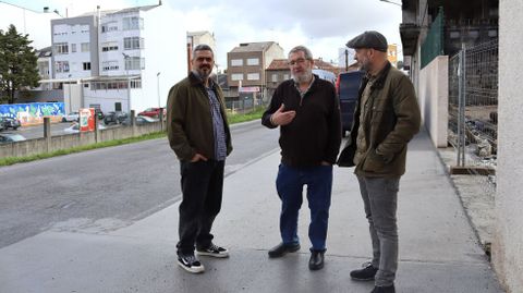 Daniel P�rez, con los ediles Luis Lamas y Miguel Vales, en la calle Emilio Gonz�lez L�pez