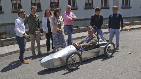 Valentn Gonzlez, al volante del coche diseado por los alumnos de la EPEF