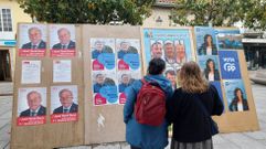 Dos vecinas contemplan los carteles la maana posterior a la pegada