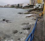 La falta de arena deja la playa a merced de las olas. 
