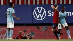 Renato Tapia pidiendo explicaciones tras una ocasin del Osasuna. 