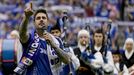 El cantante Melendi canta el himno del Real Oviedo antes del partido de ida del playoff de ascenso