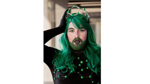 El grafeno rodea el cuello de Sassy Science, que cuando no est� vestida de drag, investiga nanomateriales. 