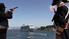 Despedida a un crucero con disparos de fogueo desde San Felipe. 