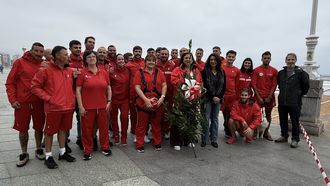 Acto de colocaci�n del ramo de laurel en la playa de Gij�n