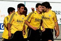 Jugadores del Canillas, campe�n juvenil, festejan un gol frente al Viveiro en el Municipal de Xove.