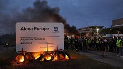 Empleados de la f�brica quemaron el cartel de Alcoa, en la entrada, al iniciar la huelga del pasado d�a