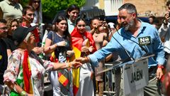 El presidente de Vox, Santiago Abascal, saluda a una simpatizante en el mitin de Ja�n.