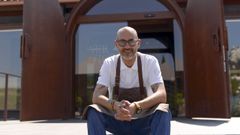 Rafa Centeno ante la entrada del restaurante Vértigo, en la bodega Regina Viarum de Sober