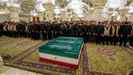 Rezo multitudinario frente al f�retro de Al� Jamen�i en Nayaf, Irak.