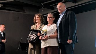 Rosana Garc�a, diputada provincial, Margarita Fraga, madre de Alicia Fern�ndez, y Alberto Gonz�lez, alcalde de Valdovi�o