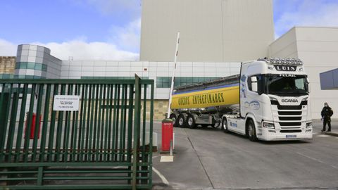 Un cami&oacute;n de Entrepinares saliendo de la planta de Vilalba