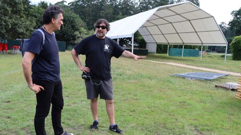 El concejal de Festas de Pontevedra, Demetrio G�mez (BNG), con Marcos Rivas, en los preparativos del festival Surfing the L�rez