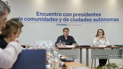 El presidente del PP, Alberto N��ez Feijoo, y la secretaria general del partido, Cuca Gamarra, en el encuentro con presidentes auton�micos de C�rdoba