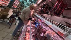 Una mujer hace la compra en un supermercado, en una foto de archivo.