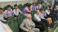 El mdico Carlos Brage, segundo por la izquierda, en un partido del pasado curso en A Malata.