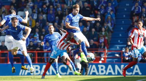 El Hacen remata a portera en la accin del primer gol ante la oposicin de Carlos Hernndez