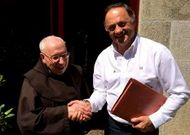 El Padre Ferm�n entreg� a Otero los primeros documentos originales que tendr� el Concello del cient�fico.