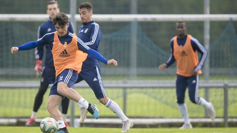 Javi Mier y Sergio Tejera, con Lunin e Ibra al fondo, pugnan por un bal�n