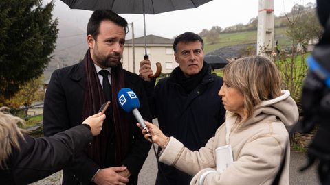 El presidente del PP de Asturias, �lvaro Queipo, y el alcalde de Cangas del Narcea, Jos� Luis Fontaniella, ofrecen declaraciones a los medios durante el funeral por el minero �scar D�az Rodr�guez,