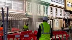 Los operarios taparon con una plancha de hierro en un primer momento la fuga de agua