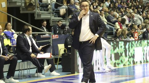 Epi, junto a la banda en un momento del partido Obradoiro-Oviedo