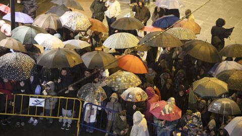 Abarrote y muchos paraguas en la cabalgata de Ferrol.