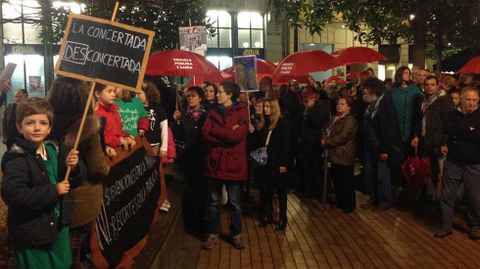 Un momento de la «paraguada» por la escuela pública en Gijón
