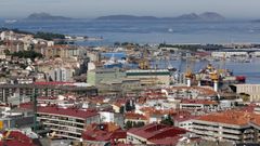 Vista del barrio de Bouzas con las C�es al fondo