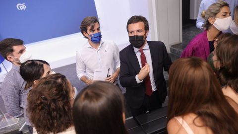 El presidente del PP, Pablo Casado y el vicesecretario de Comunicaci�n del partido, Pablo Montesinos, tras una rueda de prensa en Madrid