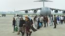 Evacuados de Afganistn caminan por la pista despus de desembarcar de un avin de la Fuerza Area India 