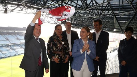 Abel Caballero, Carmela Silva, Jos� Manuel Amoedo, Mari�n Mouri�o, Miguel �lvarez Rey y Carmela Cuevas, este jueves en Bala�dos.