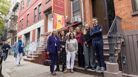 De izquierda a derecha, las investigadoras Susana Martínez-Conde y Juana Fernández Silva; el presidente del Puerto, Martín Fernández Prado; la alcaldesa, Inés Rey; las científicas Sandra Barral y Vera García Outeiral, y el arquitecto Sergio Pardo, este sábado delante del Café Riazor en Nueva York