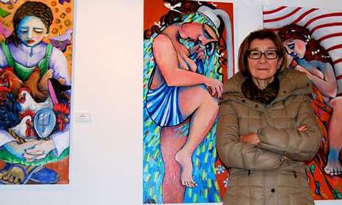 La pintora ferrolana Mar�a Jos� Leira entre sus retratos de mujeres.