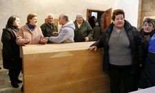 Vecinos congregados en torno al altar de madera de la bas�lica durante la recepci�n de ayer. 