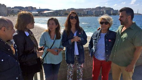 In�s Rey, junto a la coraza del paseo mar�timo.