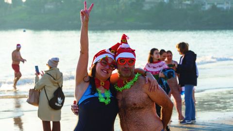 Chapuz�n para despedir el a�o en la playa de Silgar, en Sanxenxo