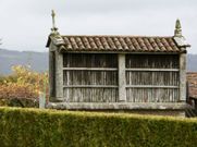 <span lang= es-es >Verde y patrimonio</span>. En el Campo da Feira de A Silva se puede ver tambi�n este mural dedicado a la Feira das Nenas, una cita tradicional donde las haya, en el mes de abril y en otro tiempo punto de encuentro de j�venes. Ahora, el mercado tiene un esp�ritu un tanto diferente. En Cerceda se pueden ver tambi�n ejemplos de arquitectura popular, como este h�rreo, un bien patrimonial que, seg�n las zonas, tambi�n presenta variaciones: no son iguales en toda la Costa da Morte. 