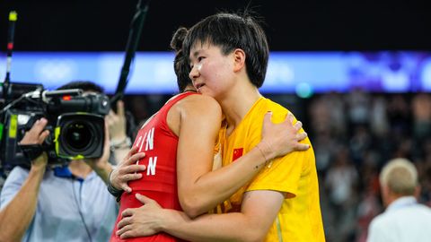 Bing Jiao He.La china Bing Jiao He abraza a Carolina Marn