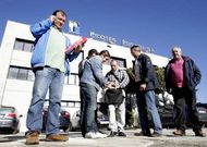 Miembros del comit� de empresa de Pilotes Posada, ayer antes de hablar con la direcci�n.