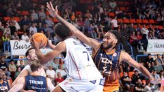 Felipe dos Anjos trata de sacar el bal�n ante la defensa de Javonte Brown