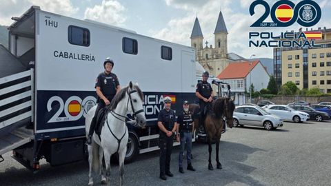 Agentes de la Polic�a Nacional, con polic�as de Alemania e Italia, a caballo por el Camino Ingl�s entre Ferrol y Nar�n
