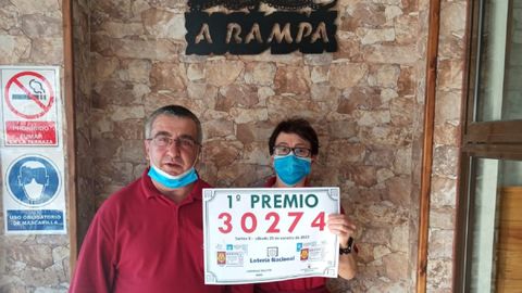 Tucho y Teri, mugardeses de 56 años, abrieron A Rampa, en el muelle, hace 33 años, los mismos que llevan abonados a este número